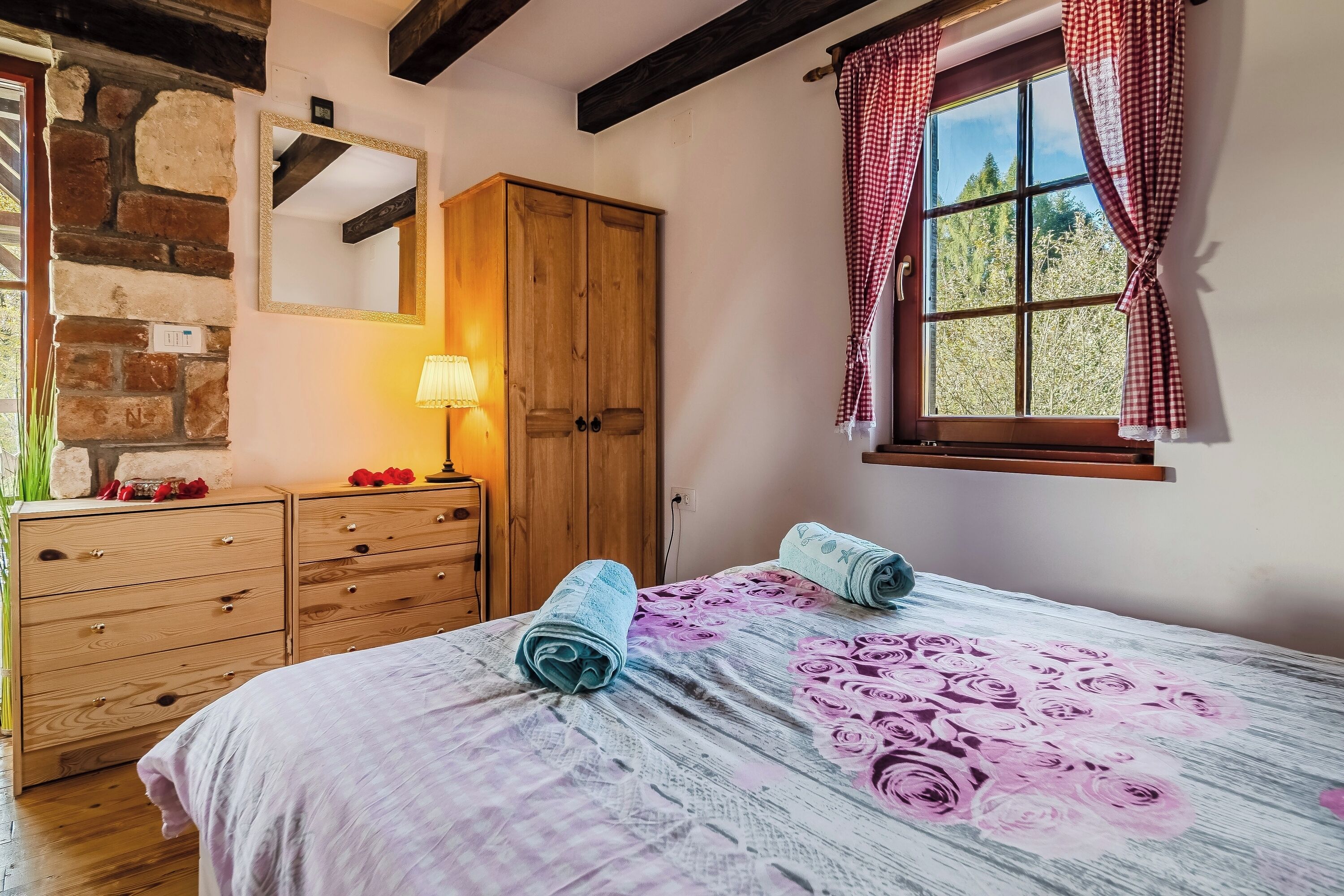 Maison Familiale, plusieurs chambres, côté montagne (Nature Lodge With Sauna and Hot Tub) | Vue de la chambre