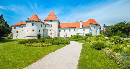 Nature Lodge With Sauna and Hot Tub