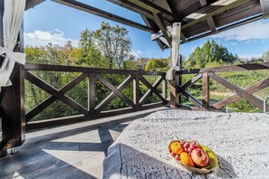 Familiehus - flere soveværelser - ved bjerg (Nature Lodge With Sauna and Hot Tub) | Udendørsområde