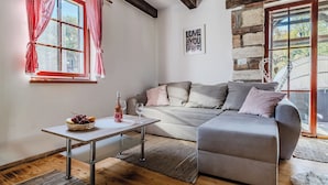 Familie huis, 2 slaapkamers, open haard, uitzicht op gebergte (Nature Lodge With Sauna and Hot Tub) | Woonruimte