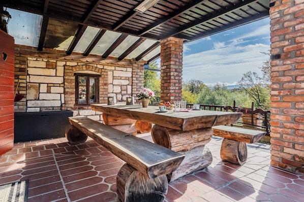 Outdoor dining - Nature Lodge With Sauna and Hot Tub (Vidovec)