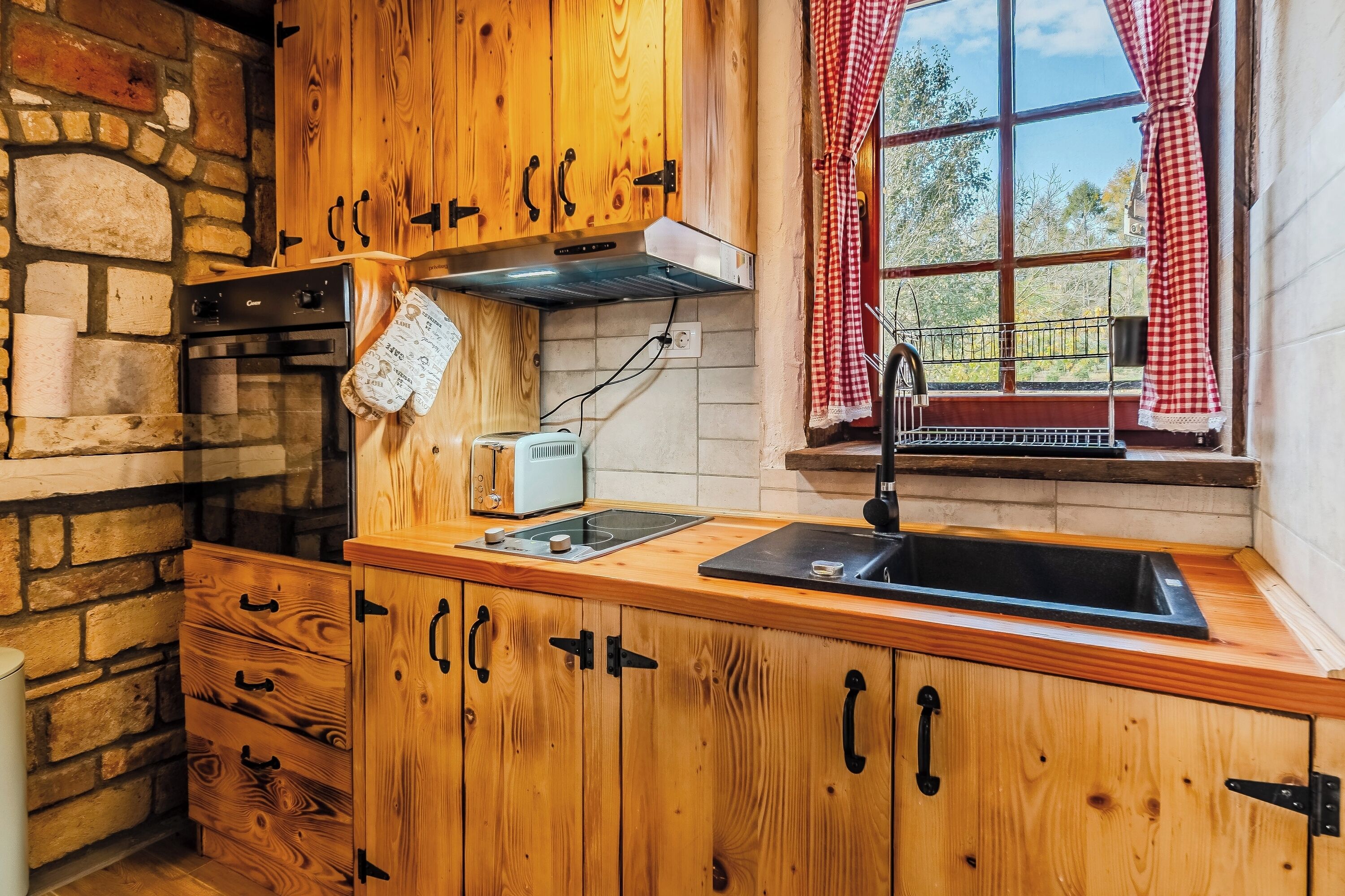 Familiehus, flere soverom, ved fjell (Nature Lodge With Sauna and Hot Tub) | Eget kjøkken | Kjøleskap, mikrobølgeovn, ovn og kokeplater