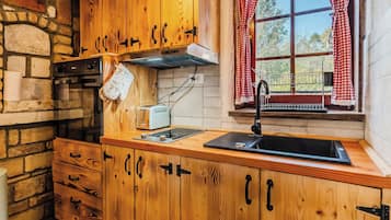 Familiehus, flere soverom, ved fjell (Nature Lodge With Sauna and Hot Tub) | Eget kjøkken | Kjøleskap, mikrobølgeovn, ovn og kokeplater