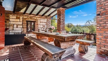 Casa familiar, 2 habitaciones, chimenea, junto a la montaña (Nature Lodge With Sauna and Hot Tub) | Restaurante al aire libre