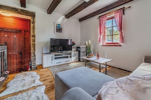Familienhaus, 2 Schlafzimmer, Kamin, Bergseite (Nature Lodge With Sauna and Hot Tub) | Wohnbereich | Smart-TV