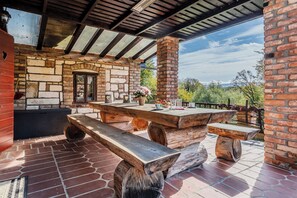 Familienhaus, Mehrere Schlafzimmer, Bergseite (Nature Lodge With Sauna and Hot Tub) | Speisen im Freien