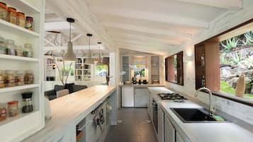 Réfrigérateur, four, plaque de cuisson, lave-vaisselle