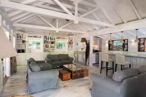 Een smart-tv en een stereo