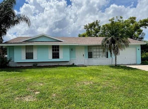 Exterior - Serene waterfront getaway- charming 3-bedroom, 2-bathroom vacation home (Port Charlotte)