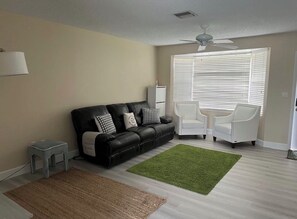 TV - Serene waterfront getaway- charming 3-bedroom, 2-bathroom vacation home (Port Charlotte)