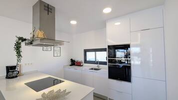 KylskÄp, mikrovÄgsugn, ugn och spishÀll