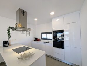 Kylskåp, mikrovågsugn, ugn och spishäll