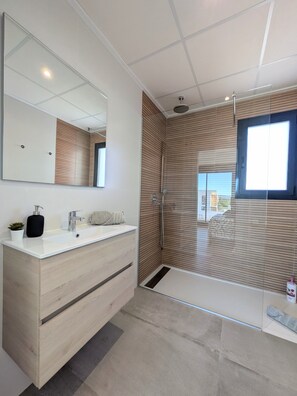 Een douche, een haardroger, handdoeken