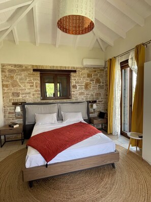 3 quartos, ferros/tábuas de passar roupa, berço de viagem