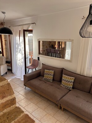 TV, lareira, DVD player, livros