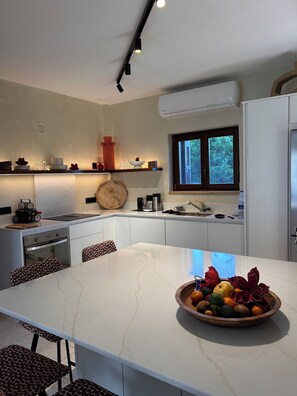 Geladeira, micro-ondas, fogão, lava-louças