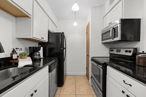 Fridge, microwave, oven, stovetop - Sophisticated 2BR by TAMU | Washer & Dryer (College Station)