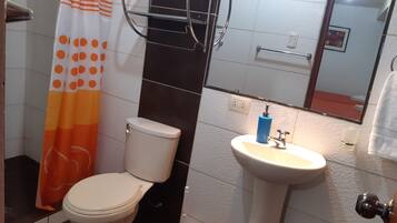 Regadera, toallas, jabón, papel de baño