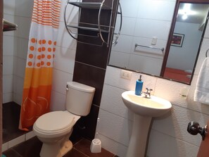 Shower, towels, soap, toilet paper - Rosaelena b&b tours and experiences with transportation included 7persons (Cusco)