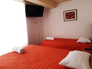 3 bedrooms, WiFi, bed sheets - Rosaelena b&b tours and experiences with transportation included 7persons (Cusco)