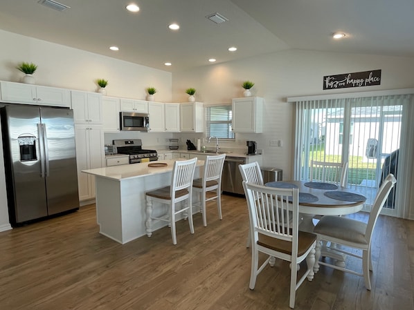 Dining - Chic, comfy, and ready for Villages adventures—golf cart included! (The Villages)