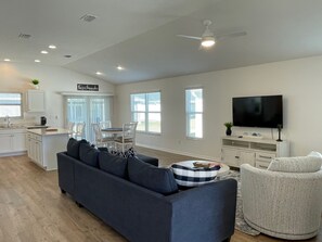 Smart TV - Chic, comfy, and ready for Villages adventures—golf cart included! (The Villages)