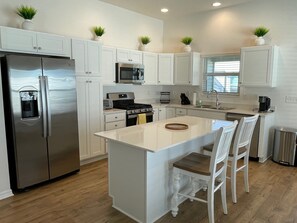 Fridge, microwave, oven, stovetop - Chic, comfy, and ready for Villages adventures—golf cart included! (The Villages)