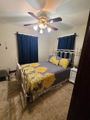 2 عدّة غرف نوم ومكواة/لوح كي وخدمة الإنترنت وملاءات أسرّة