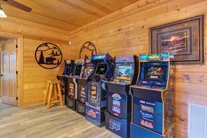 Games room - 6BR, hot tub, games, 5 minute drive to National Park! (Pigeon Forge)