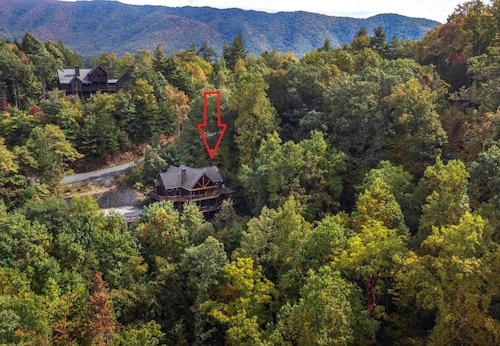 6BR, hot tub, games, 5 minute drive to National Park!