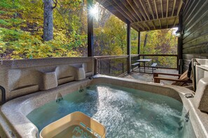 Outdoor spa tub - 6BR, hot tub, games, 5 minute drive to National Park! (Pigeon Forge)