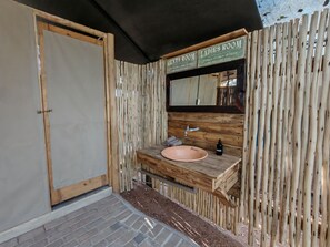 Shower, towels, soap, shampoo - Khanya Conservation Camp (Phalaborwa)