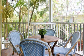 Outdoor dining - Renovated Condo with heated pool, private beach access, and boat dock (Longboat Key)