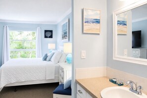 1 bedroom, iron/ironing board, free WiFi, bed sheets - Renovated Condo with heated pool, private beach access, and boat dock (Longboat Key)