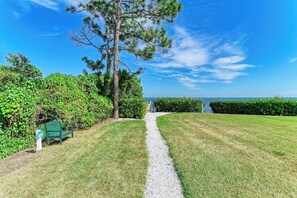 Property grounds - Renovated Condo with heated pool, private beach access, and boat dock (Longboat Key)