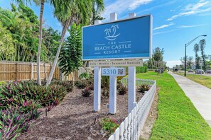 Property grounds - Renovated Condo with heated pool, private beach access, and boat dock (Longboat Key)