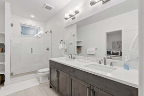 Towels - Luxury 3 bedroom, mt view, private patio (Fraser)