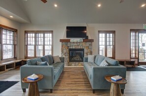 TV, fireplace, table football, ping pong - Well decorated, family friendly 2-bedroom condo, private deck and mountain views (Granby)