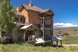 Exterior - Well decorated, family friendly 2-bedroom condo, private deck and mountain views (Granby)