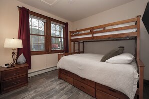 2 عدّة غرف نوم وخدمة الإنترنت وملاءات أسرّة