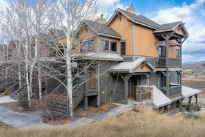 Exterior - Well decorated, family friendly 2-bedroom condo, private deck and mountain views (Granby)
