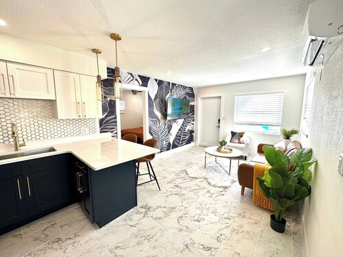 Stunning 1 brm: beach across street, port 8 mi, Ron Jon 4 mi, nightlife 1.6 mi