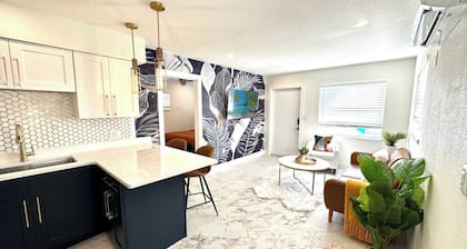 Stunning 1 brm: beach across street, port 8 mi, Ron Jon 4 mi, nightlife 1.6 mi
