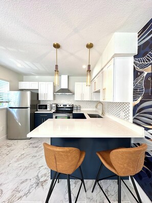 Private kitchen - Stunning 1 brm: beach across street, port 8 mi, Ron Jon 4 mi, nightlife 1.6 mi (Cocoa Beach)