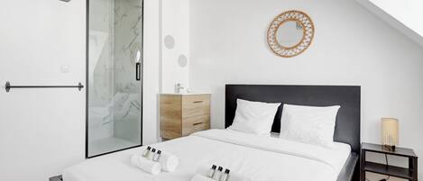 Fer et planche à repasser, lit parapluie, Wi-Fi, draps fournis