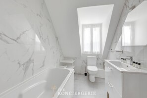 Regadera, amenidades de baño gratuitas, secadora de cabello, toallas 