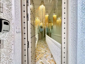 المنشأة من الداخل