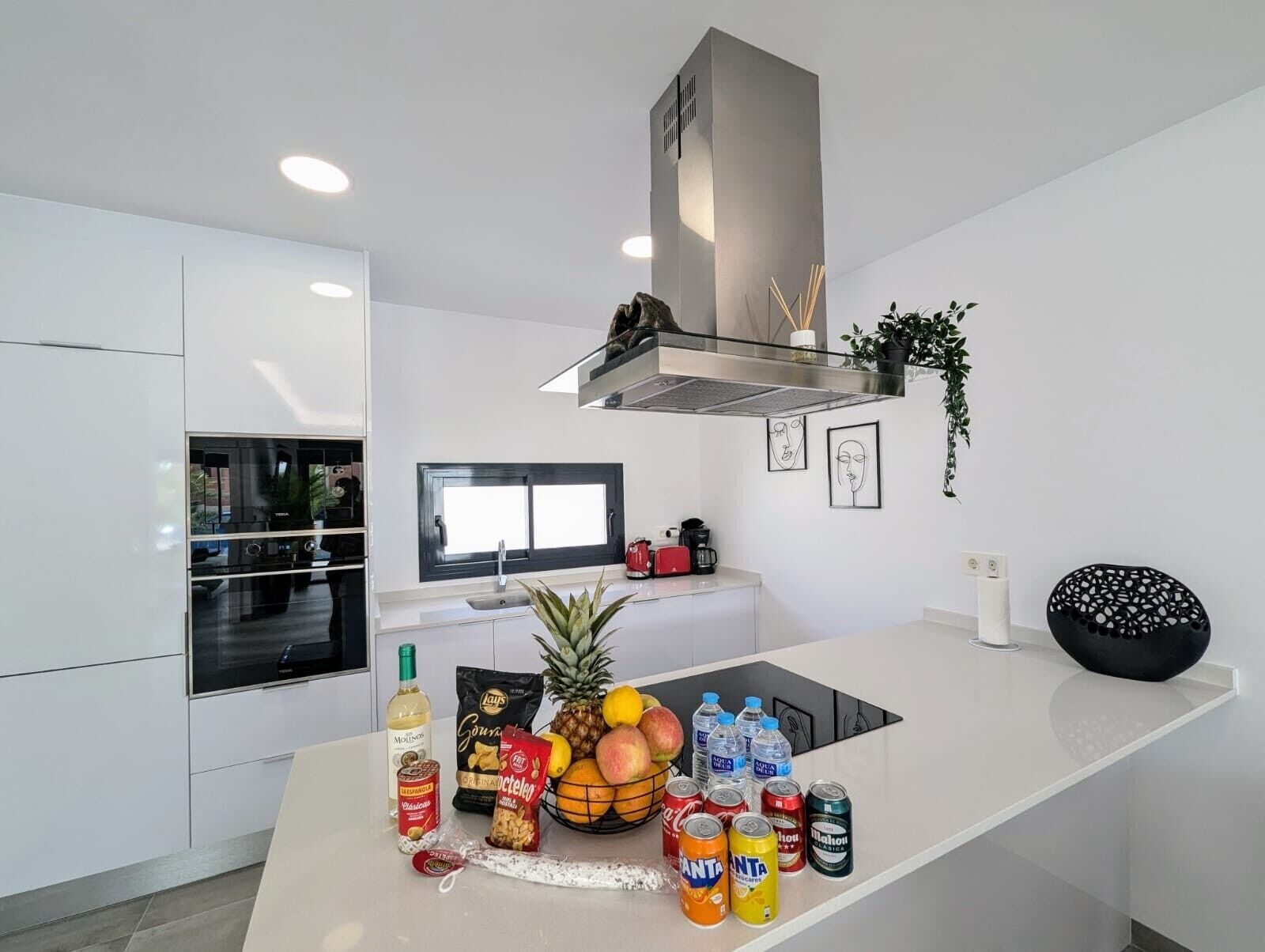 Frigorífico, microondas, horno y placa de cocina