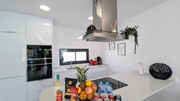 Een koelkast, een magnetron, een oven, een kookplaat