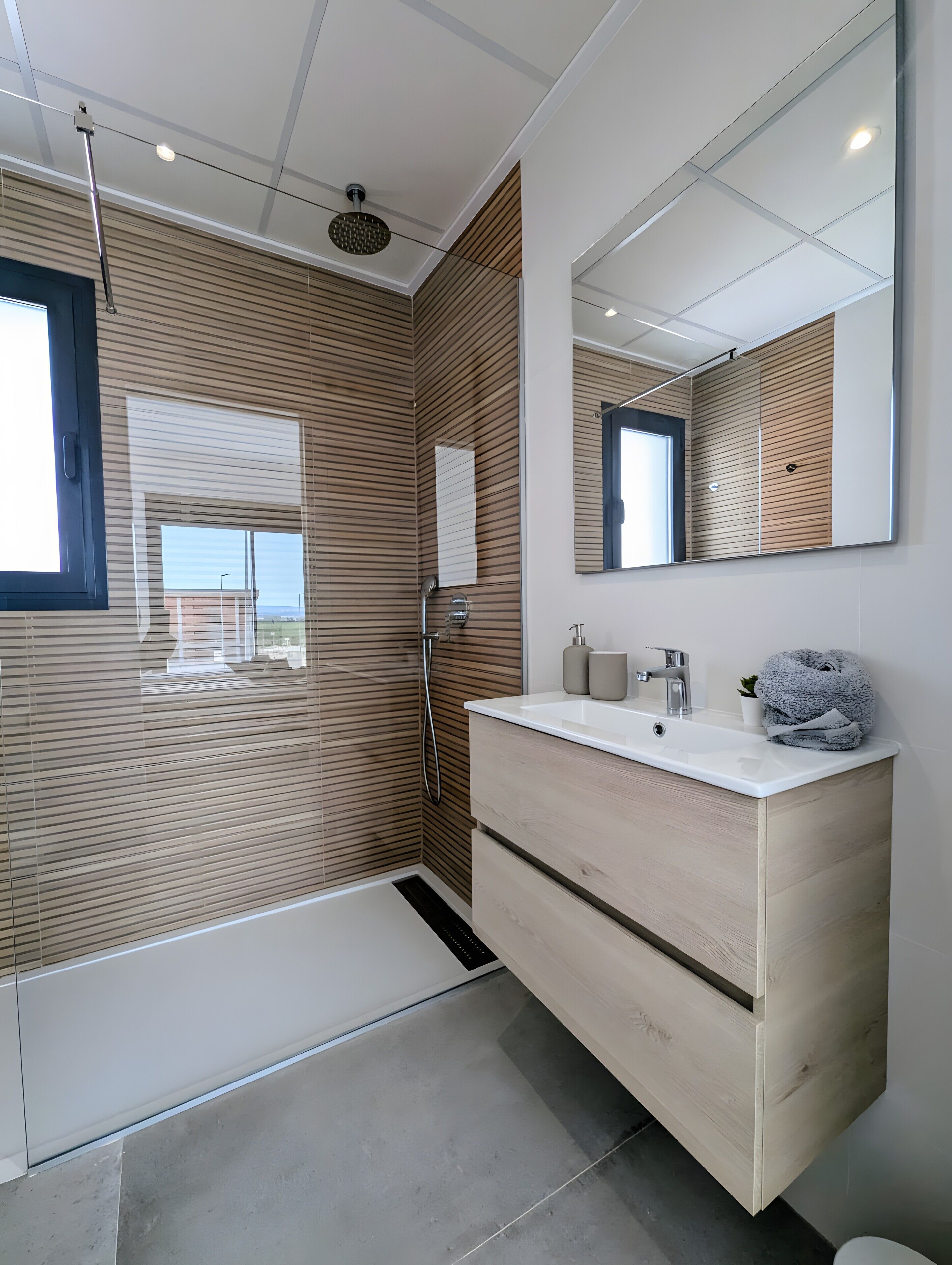 Een douche, een haardroger, handdoeken